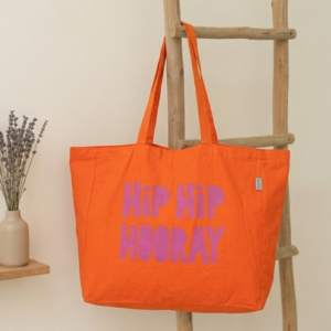 Lass die Sonne strahlen – egal bei welchem Wetter! Unsere Oversized Baumwolltasche in sattem Sonnengelb versprüht pure Lebensfreude. Mit dem cleanen, weißen "Sunkissed"-Schriftzug ist diese Tasche das ultimative Accessoire für alle Sonnenanbeter und Beach-Liebhaber, die Wert auf Style und Funktionalität legen. Das macht sie besonders: • Sommerliches Design: Das kräftige Gelb sorgt für einen frischen Look und macht jedes Outfit sofort urlaubsreif. • Maximale Freiheit: Dank des XL-Volumens passt alles hinein – vom XXL-Strandtuch bis hin zu deinen Daily Essentials. • Premium Qualität: Der strapazierfähige Baumwoll-Canvas ist nicht nur weich im Griff, sondern auch extrem belastbar. • Easy Handling: Lange, breite Henkel garantieren maximalen Tragekomfort, auch wenn du mal wieder etwas mehr eingepackt hast.